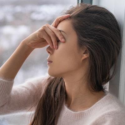 افسردگی فصلی؛ چرا با شروع پاییز و زمستان غمگین می‌شویم؟