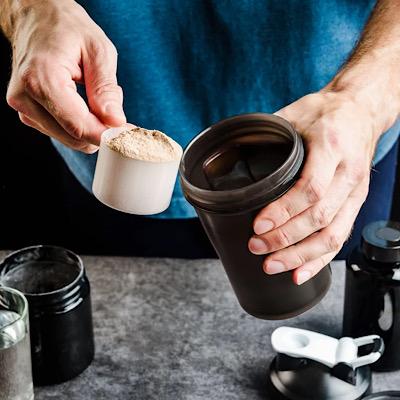 مکمل‌ بدنسازی به کبد آسیب می‌زند؟ مهم‌ترین عوارض را بشناسید